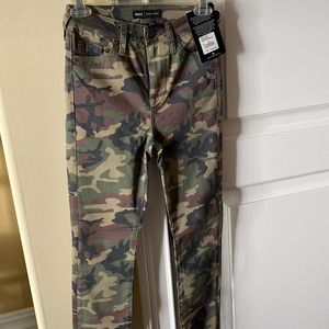New with rages True Religion camouflage Halle mid rise super skinny jeans